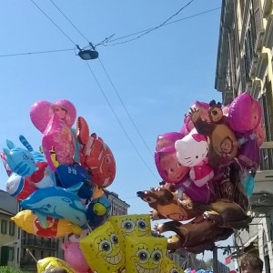 palloncini su un cielo sereno di primavera